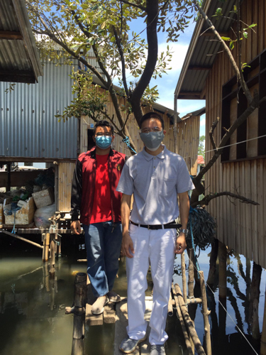 Volunteers Harvey Yap and Munadzrin Ipah during a relief distribution in Zamboanga. 【Photo by Harold Alzaga】