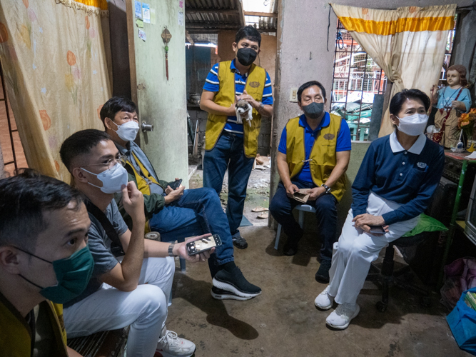 Volunteers conduct home visitations to scholarship applicants in Camarines Sur. 【Photo by Harold Alzaga】