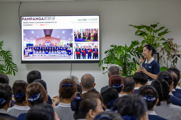 Volunteers take turns sharing the achievements, milestones, and challenges of their respective districts and provincial chapters. 【Photo by Marella Saldonido】