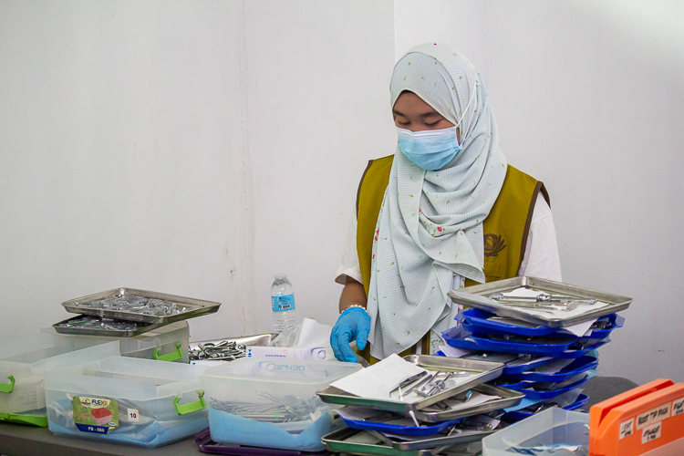 Local Muslim volunteers take part in the 262nd medical mission in Isulan, Sultan Kudarat. 【Photo by Marella Saldonido】