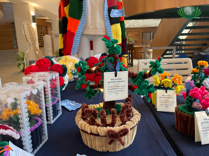 Crocheted flower pots at Fiesta Verde 2025 carry the heartfelt messages from Tzu Chi scholars. 