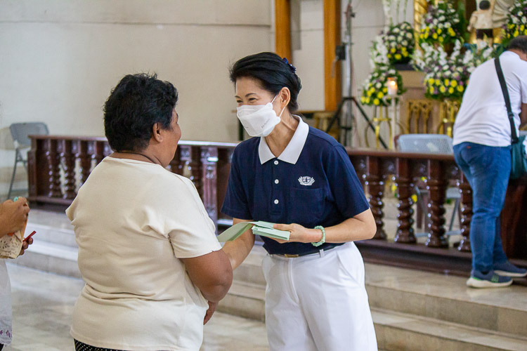 Tzu Chi Philippines Deputy CEO Woon Ng (right) happily hands Angela Agero a gift certificate as a sign of gratitude for sharing her Yolanda story. 【Photo by Marella Saldonido】