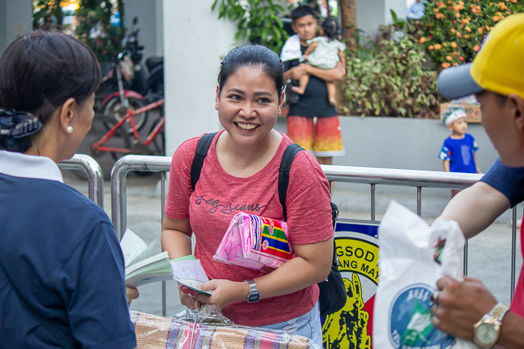 A beneficiary gladly receives the items donated by Tzu Chi. 【Photo by Marella Saldonido】