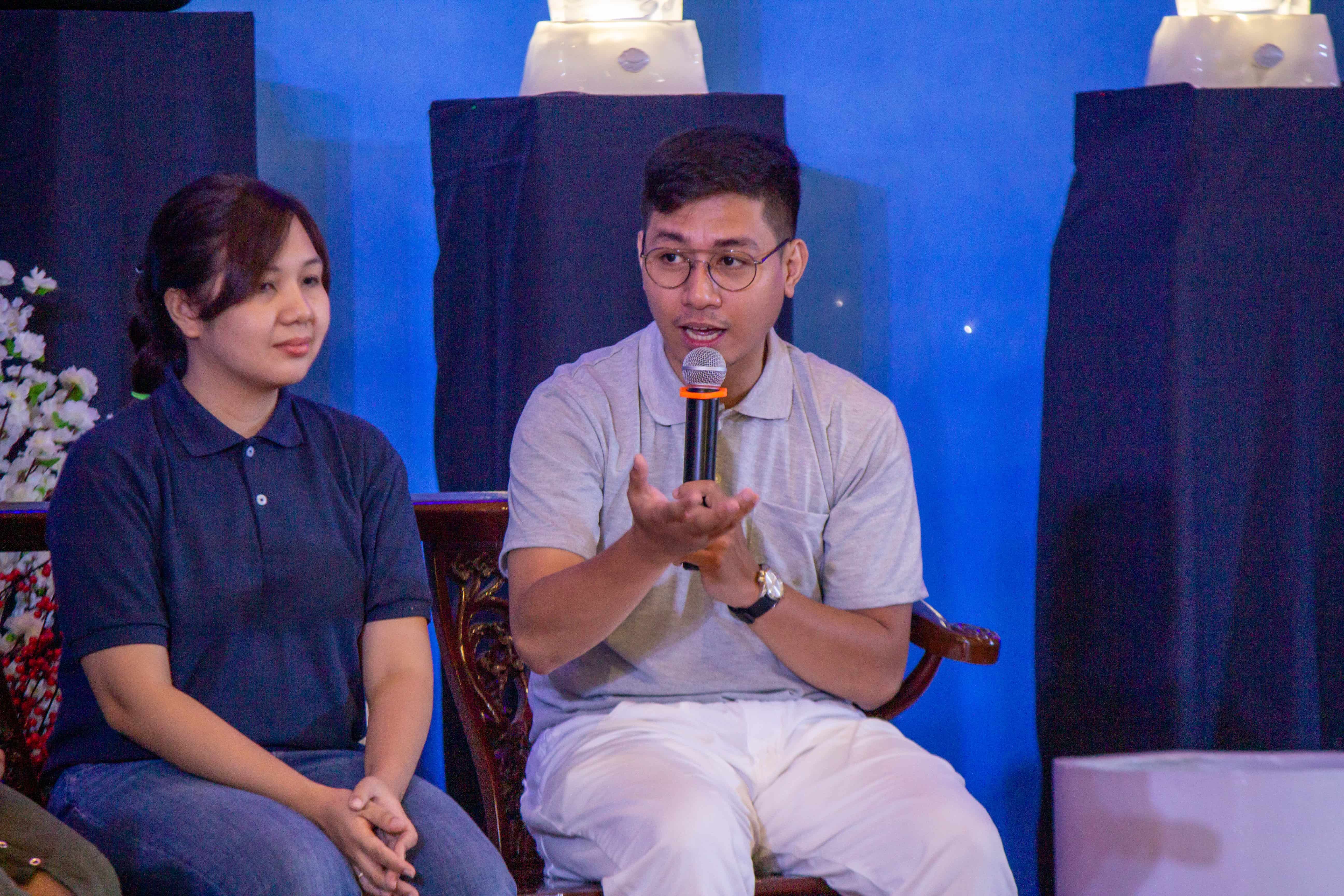 A success that inspires others. Graduating from college and earning a title for himself as a teacher, Jamil Carvajal (right) returns to Tzu Chi’s campus to share to young scholars how a Tzu Chi scholarship changed his life.