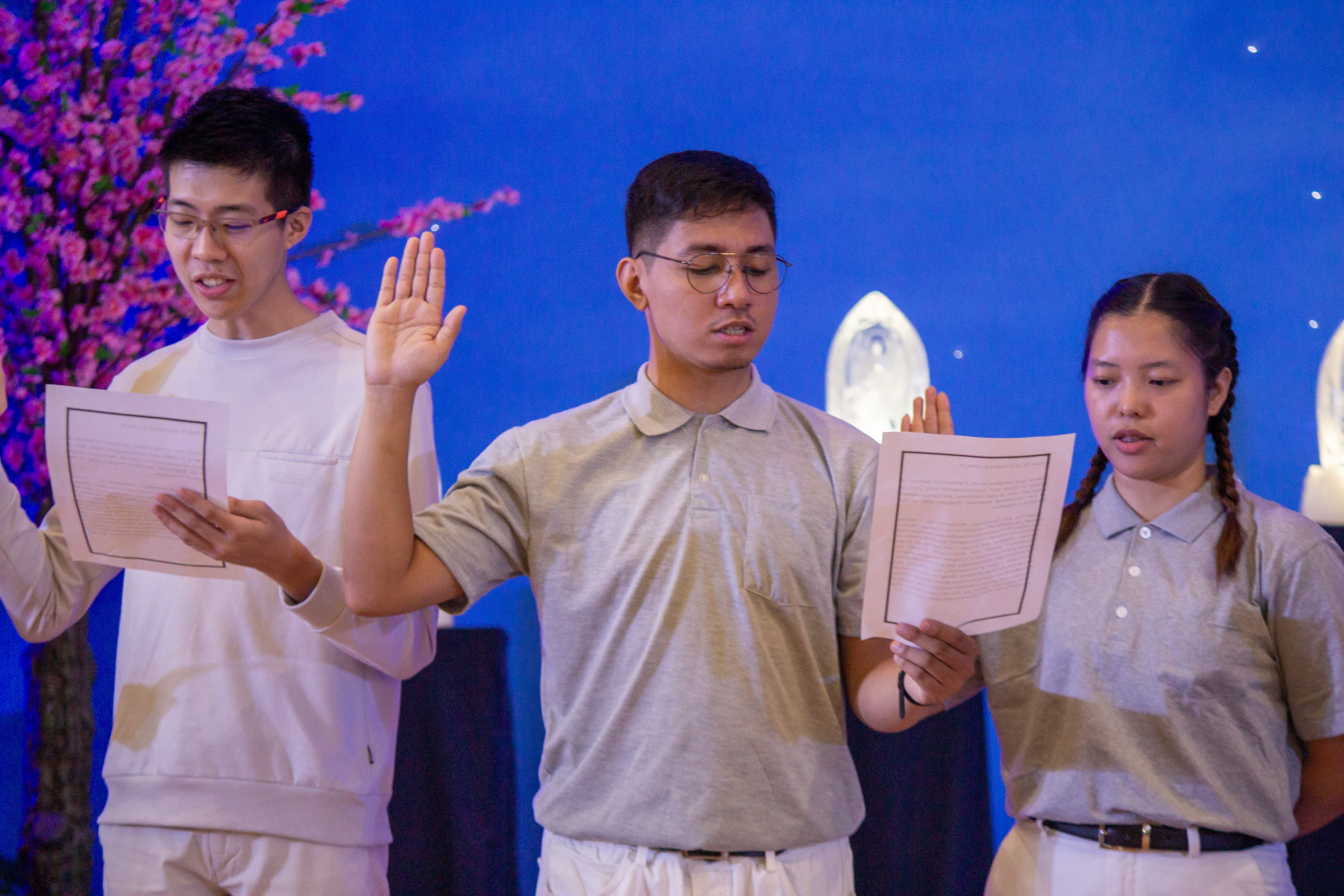 Serving the next generation. At the 2023 Tzu Chi Scholars’ Camp, Jamil Carvajal (center) joins other former Tzu Chi scholars in pledging their allegiance to the Tzu Chi Philippines College Scholars Association. The son of a valet parking attendant, Carvajal credits his Tzu Chi scholarship in 2010 and 2011 for helping him complete his Bachelor in Secondary Education, major in Filipino at the Pamantasan ng Lungsod ng Maynila. “Who we are today is clear evidence that Tzu Chi is able to produce alumni who remain grateful and willing to extend help to those who need it,” says Carvajal.