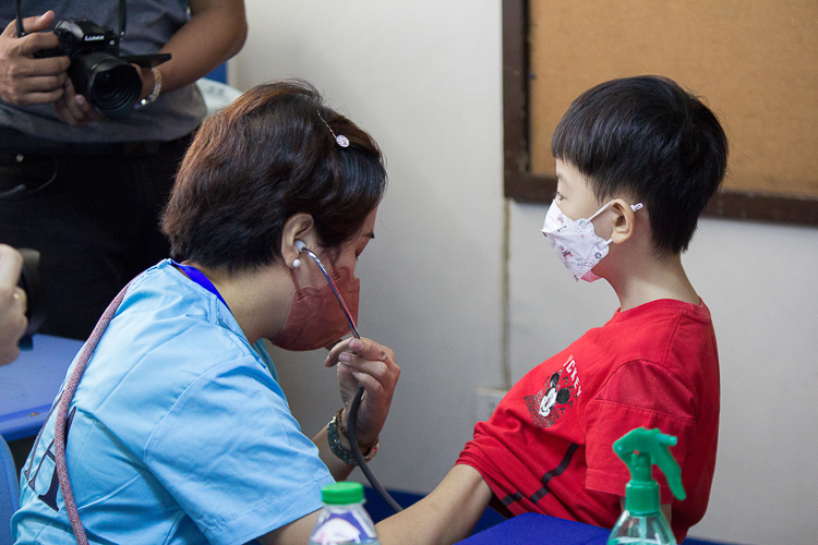 Sam Anthony Tan during a regular checkup with the pediatrics at the 246th Tzu Chi Medical Mission at Davao Chong Hua High School.【Photo by Marella Saldonido】
