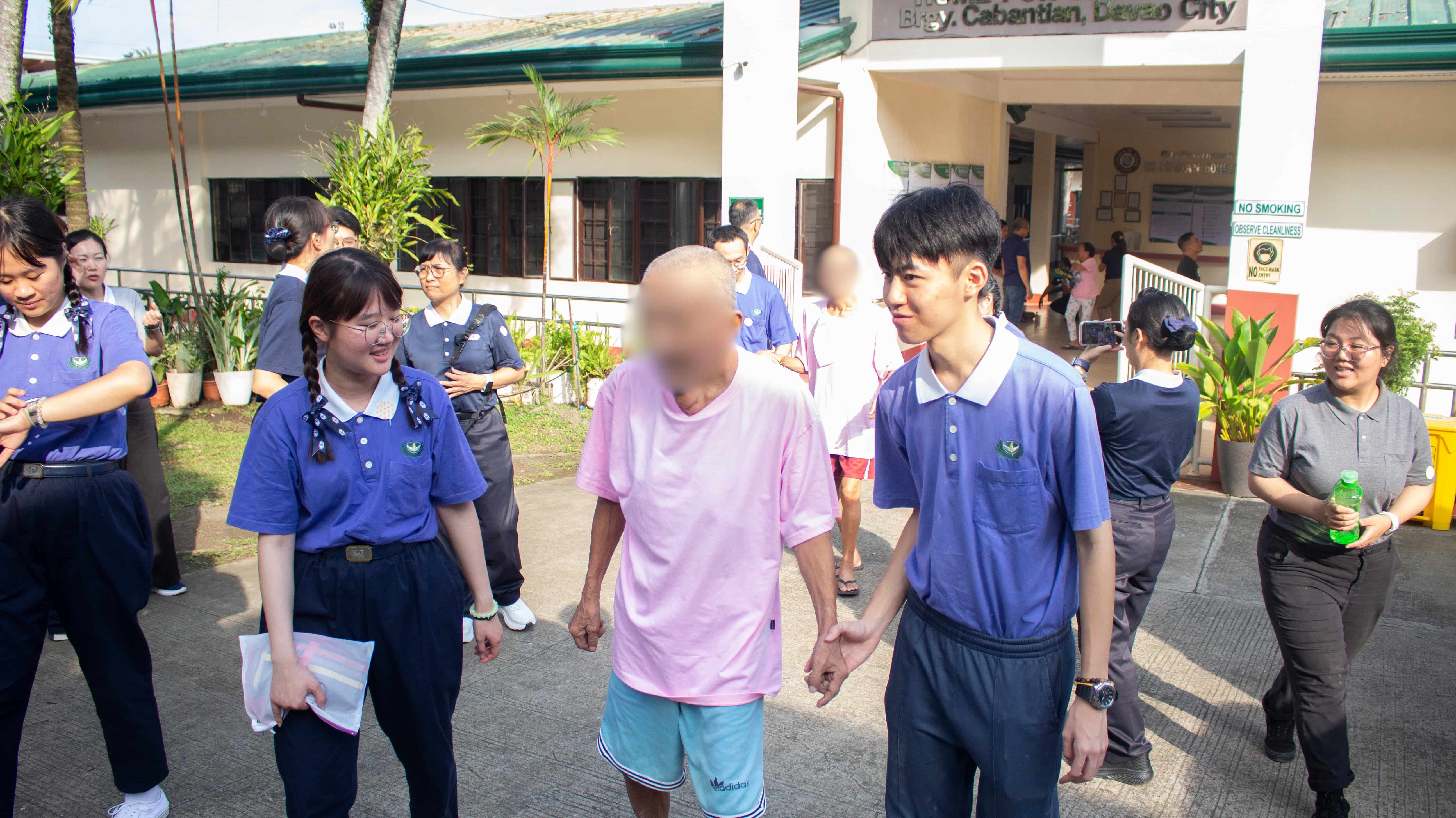 Still in Davao, Tzu Chi Youth members visit senior residents of Cu So Gian Home for the Aged. 