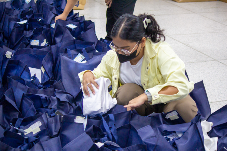 A Tzu Chi scholar helps prepare the kits to be used by participants for the camp.