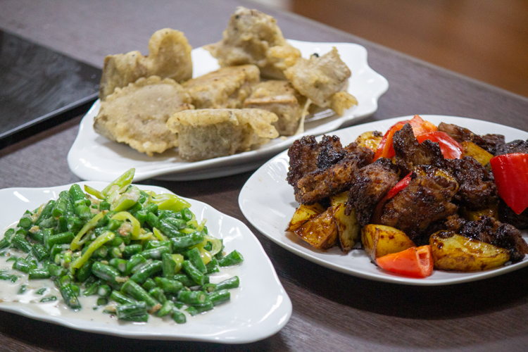 Tzu Chi Kitchen and Bakery volunteer Sally Yuñez does a live cooking demonstration of vegetarian salpicao, beans in coconut milk, and nangka nuggets, and nangka (jackfruit) nuggets.