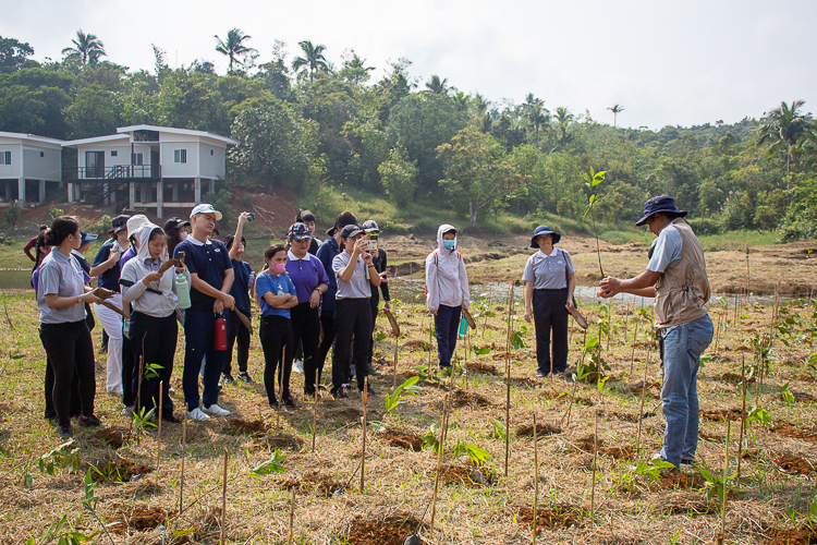 A forest ranger demonstrates the proper way of planting the tree seedlings. 【Photo by Marella Saldonido】