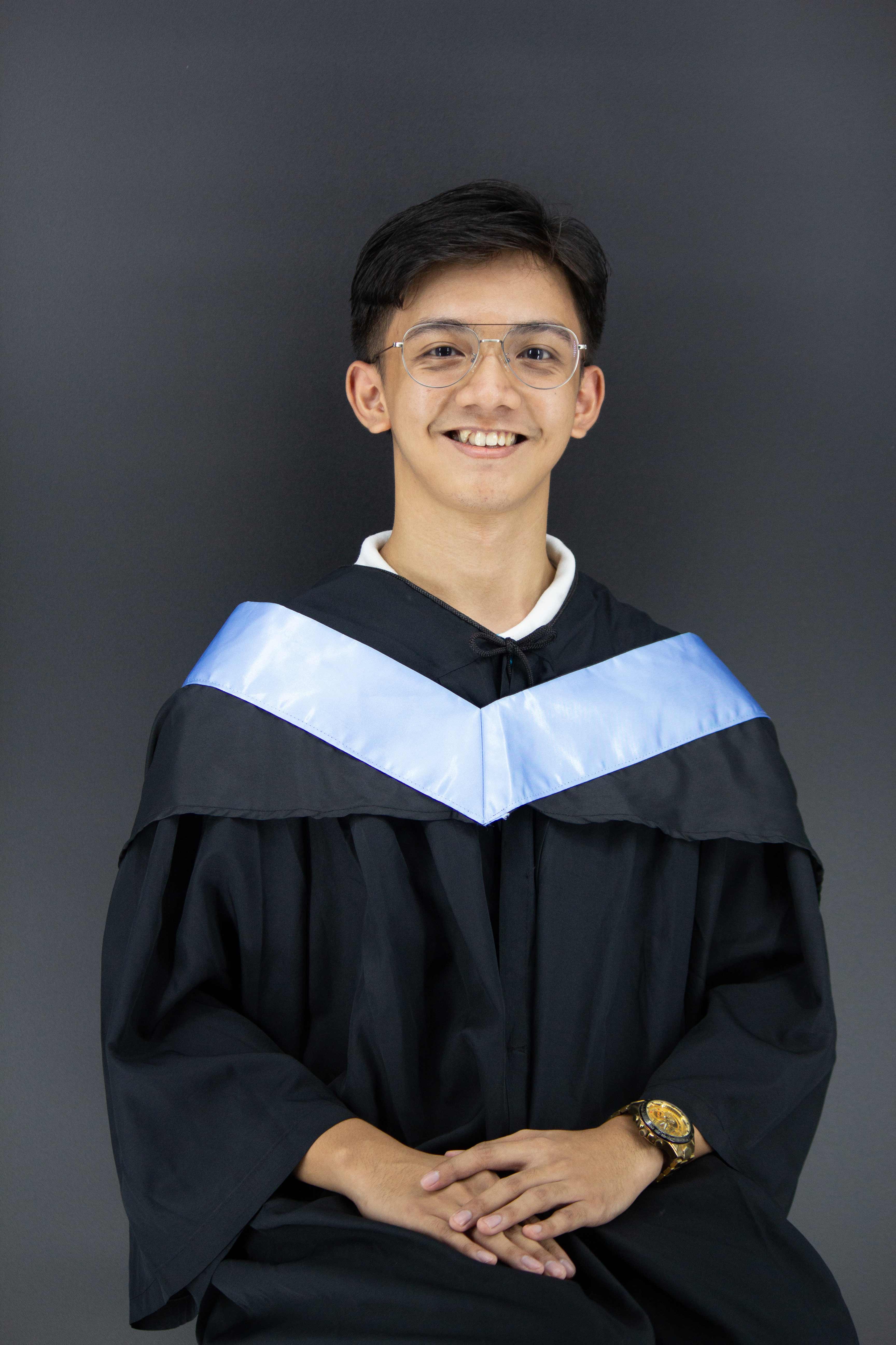 Graduating from the Polytechnic University of the Philippines, Jefferson looks back on their family’s hardships with optimism and renewed sense of purpose. “I learned to cherish my time with my family and live a life of gratitude.” 【Photo by Jeaneal Dando】