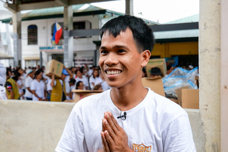 “It really feels good that there are people like you who help us willingly. We will now be able to rebuild our home for my family,” says Jonathan Demakiling. “Thank you so much, Tzu Chi volunteers.” 【Photo by Matt Serrano】