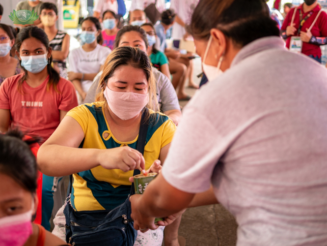 Moved by the unexpected gesture of Tzu Chi volunteers, Julie donates what’s left of her little money. “They don’t ask anything in return. That’s what I love about these people. You can feel that their actions really come from the heart. Thank you so much,” she tells Tzu Chi. 【Photo by Daniel Lazar】