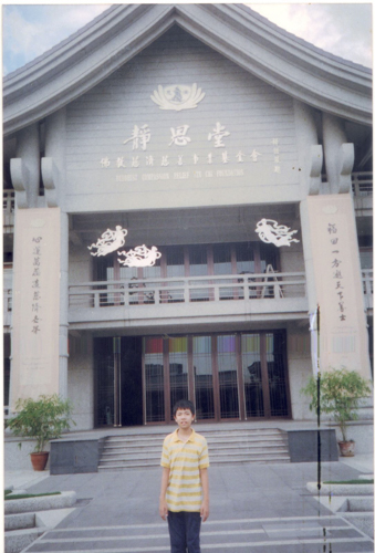 Kinlon Fan stands outside Tzu Chi Foundation’s Agno branch on the first Buddha Day Celebration.