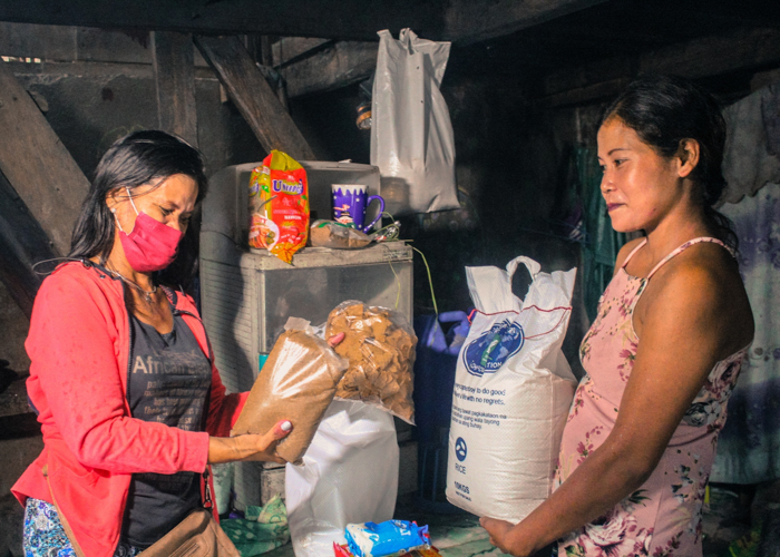 Roselyn de los Reyes (right) accepts goods shared by Mylene Romano. “I was surprised by her kind gesture,” says de los Reyes. “I am truly grateful to her.” 【Photo by Don Lopez】