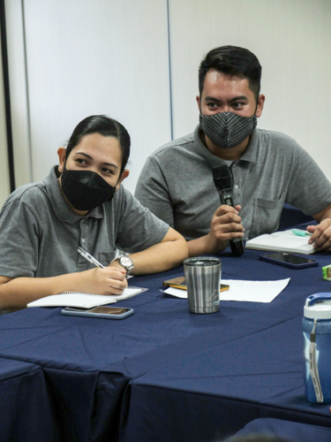 Jerom Bacarra (right) reads some Chinese words on the TV screen during their online Mandarin class. 【Photo by Matt Serrano】