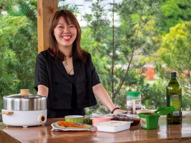 Diane prepares for a cooking demonstration of her favorite ‘Meatless Monday’ dish, the vegan Kimchi-jjigae or Kimchi stew. 【Photo by Daniel Lazar】