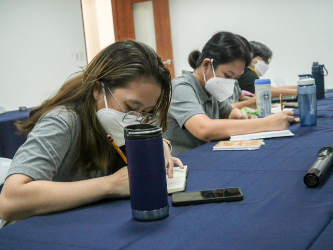 Tzu Chi staff do a writing exercise during their online Mandarin class. 【Photo by Matt Serrano】