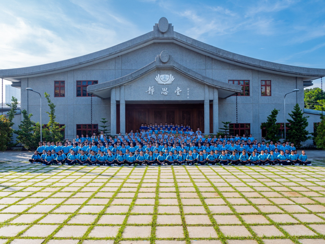Participants of the 2023 Tzu Chi Scholars’ Camp pose for a group shot outside the Jing Si Auditorium. 【Photo by Daniel Lazar】