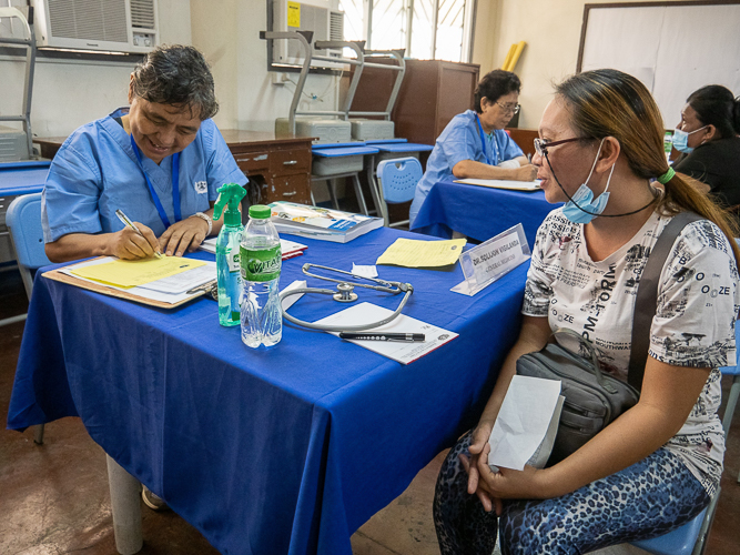 Dr. Vigilanda Solijon during a medical consultation for general medicine.【Photo by Matt Serrano】
