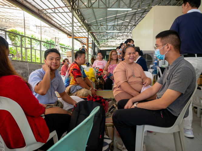 At the Tzu Chi medical mission in Davao, Ben Baquilod (right, in gray) visits Nathaniel (left, in blue) a multimedia arts student a day after his successful hernia surgery. “His life changed and his confidence grew because of that medical mission. He’s thriving as a filmmaker even before graduating, and that makes me happy,” says Ben.【Photo by Daniel Lazar】