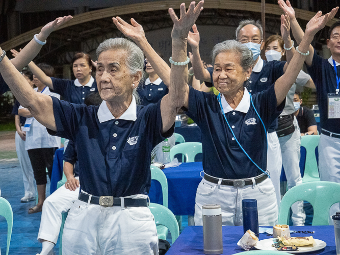 Eighty-eight-year-old Tzu Chi volunteer Anselma Yu (left) and her sister-in-law, eighty-three-year-old Dorothy Ho (right), joined the first Tzu Chi Medical Missions in 1995 and are still very active in all Tzu Chi activities.【Photo by Matt Serrano】