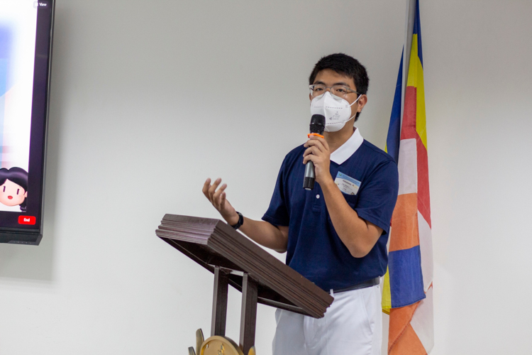 At the recent 20th Still Thoughts Summer Camp for Tzu Chi Youth, former Tzu Chi Youth member Kinlon Fan serves as the disciplinarian of 41 participants.【Photo by Matt Serrano】