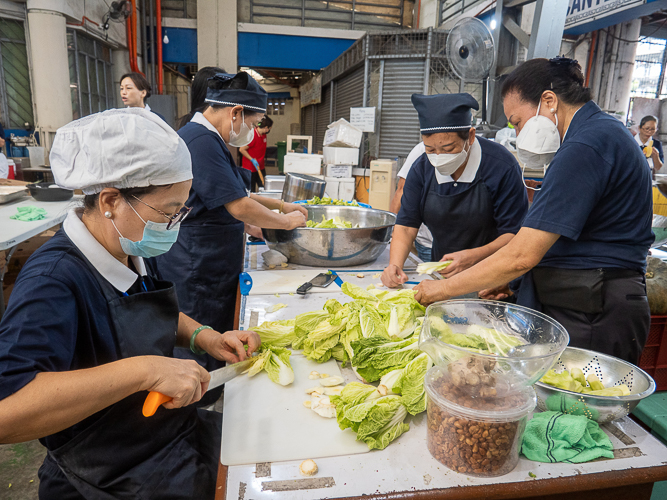 Tzu Chi volunteers prepare delicious and healthy vegetarian meals for volunteers, volunteer doctors, patients, and staff.【Photo by Matt Serrano】