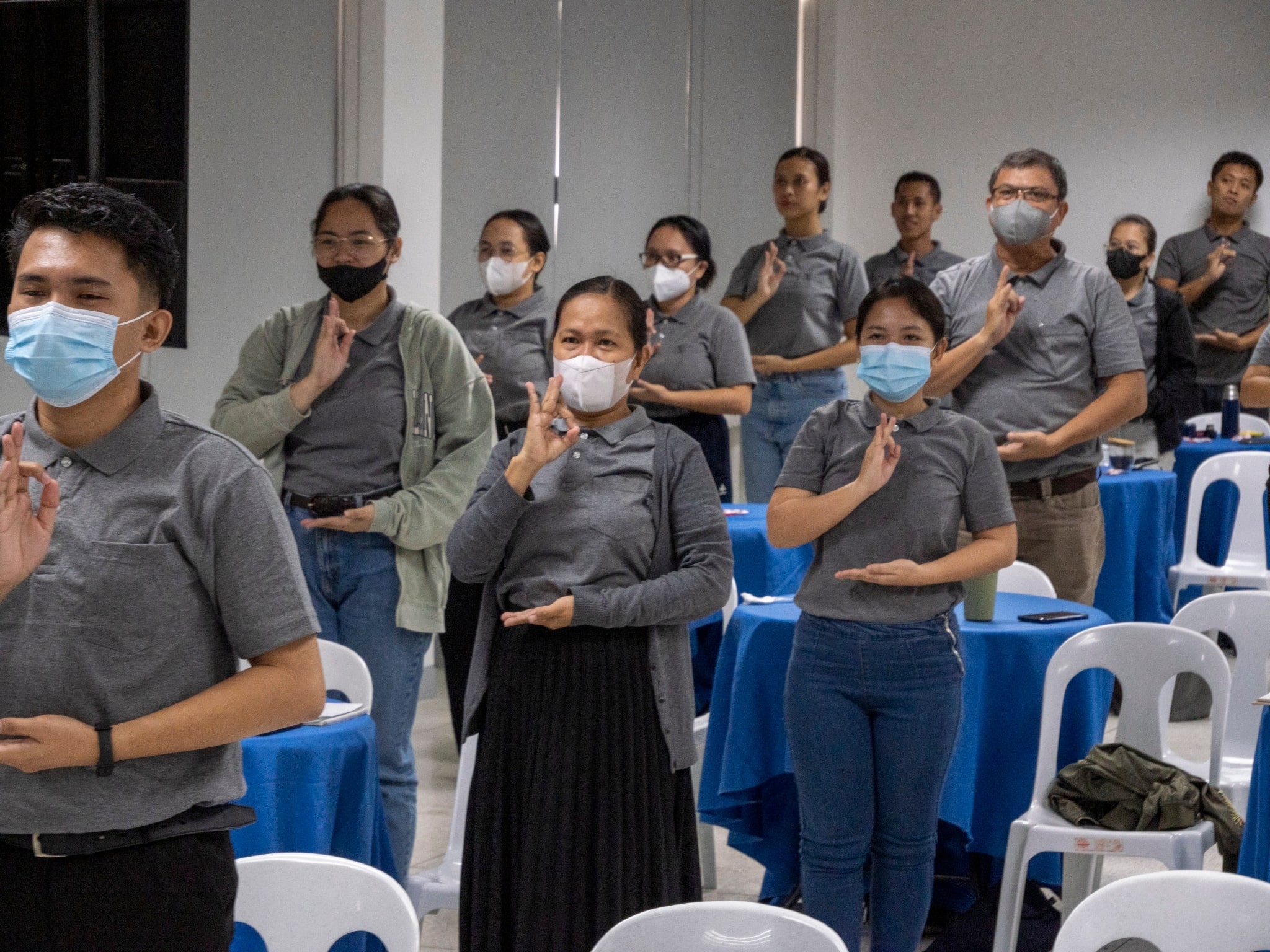 Tzu Chi Philippines employees follow the instructor livestreaming from Taiwan as he guides them in an exercise that benefits both the body and the heart. 【Photo by Matt Serrano】