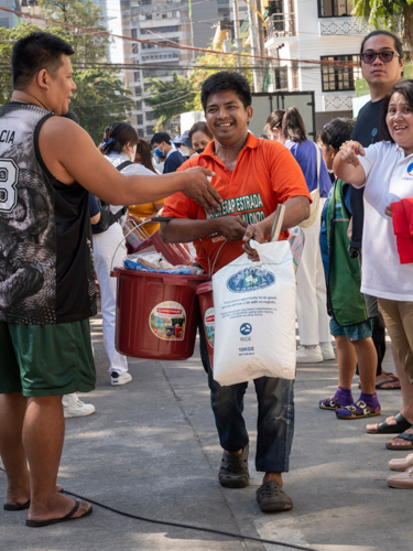 Representatives of families who lost their homes during the February 15 blaze in Barangay 330, Sta. Cruz, Manila, claim their relief goods from Tzu Chi volunteers. 【Photo by Matt Serrano】