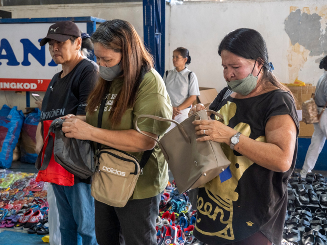 Bags are a hot item among the bazaar’s shoppers. 【Photo by Matt Serrano】
