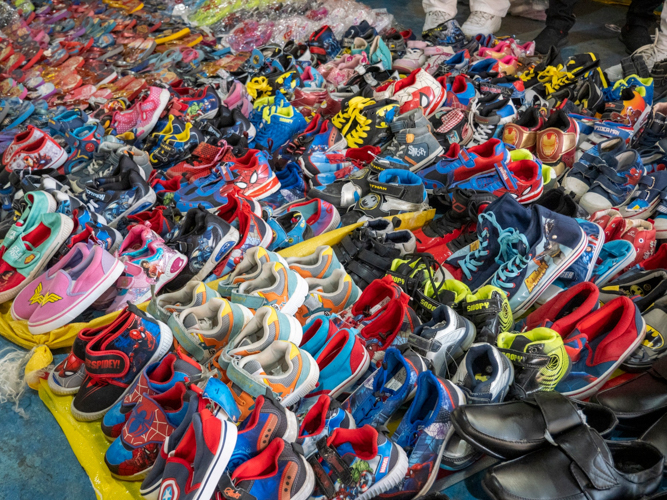 Colorful sneakers and school shoes were a hit with San Mateo’s bazaar shoppers. 【Photo by Matt Serrano】