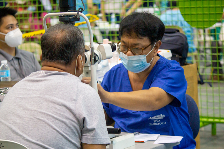 Many took advantage of the free eye checkup from Dr. Remegio Magan during Tzu Chi’s 262nd medical mission in Isulan, Sultan Kudarat, from April 4 to 6. 【Photo by Marella Saldonido】