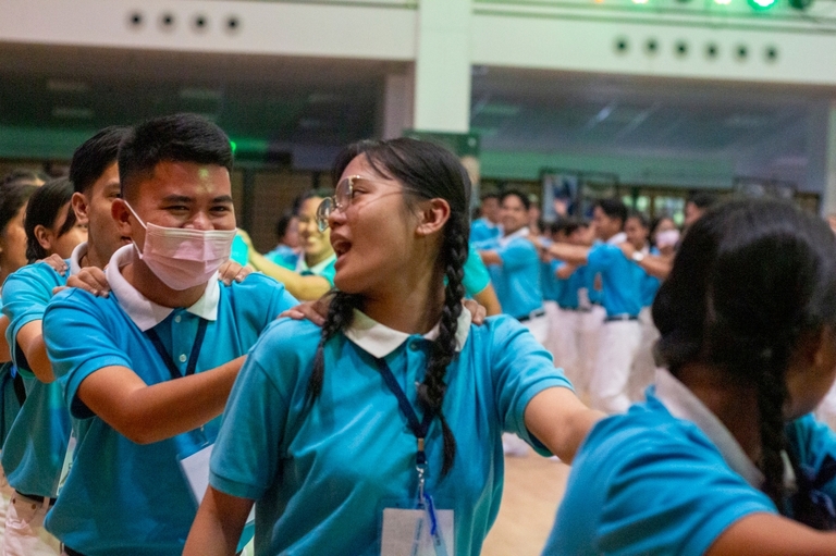 Scholars participate in the Tzu Chi song and dance “Pulling the Ox Cart.”