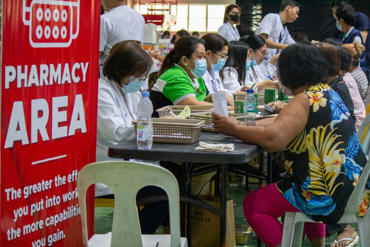 The pharmacists carefully look into the medicines needed by patients and give instructions on how to properly take them.