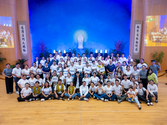 Tzu Chi scholars from different batches take home happy memories of the alumni homecoming.