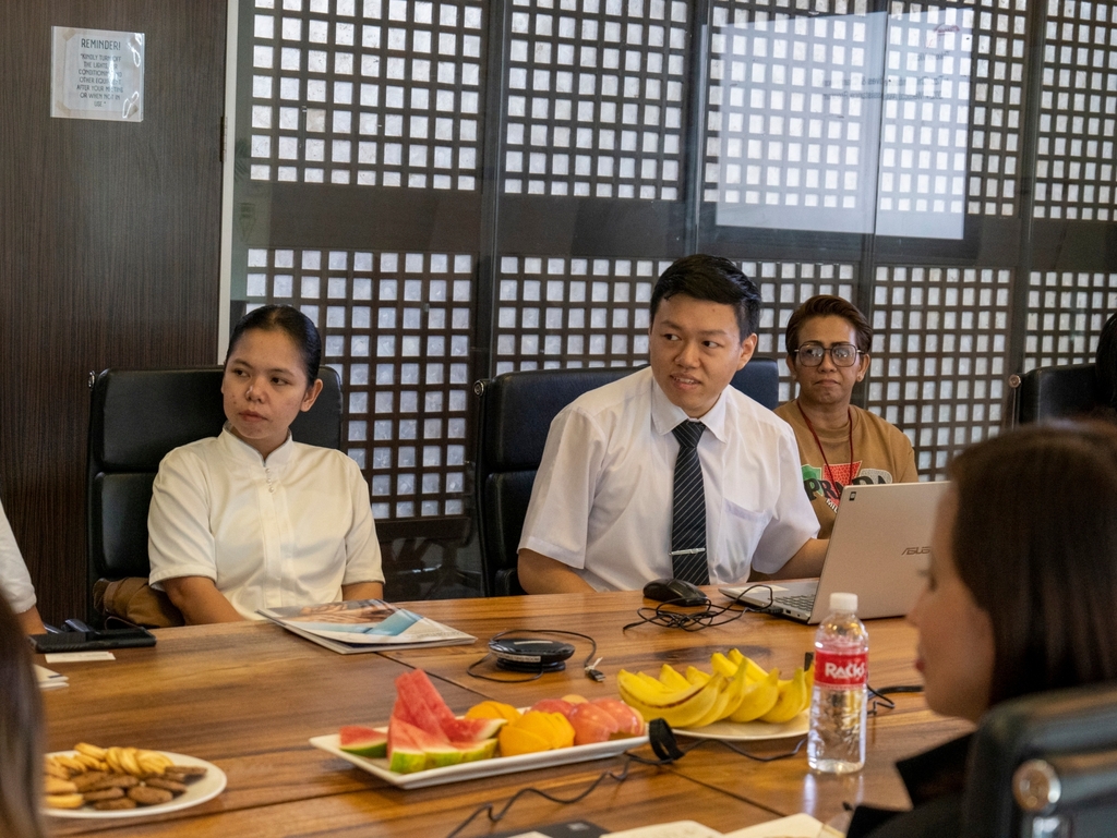 Clifford Co, partnerships officer from the Office of the CEO of Tzu Chi Philippines (second from left), discussed the foundation’s missions and activities during the MOU signing.