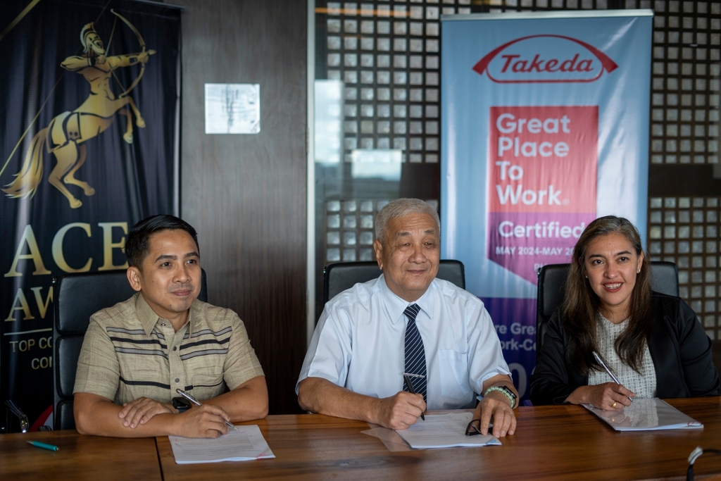 (From left) John Raymond Gulinao, lead of Institutional Business and Alliance management of Takeda Philippines, Henry Yuñez, CEO of Tzu Chi Philippines, and Loreann Villanueva, country manager of Takeda Philippines all smile for a photo after a successful MOU signing.