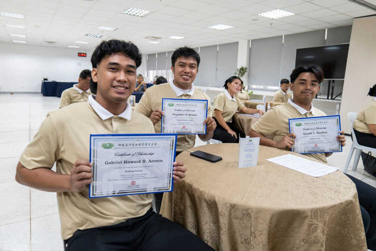 Tzu Chi Tech-Voc scholars share their moment of success as they happily receive their certificate of scholarship.