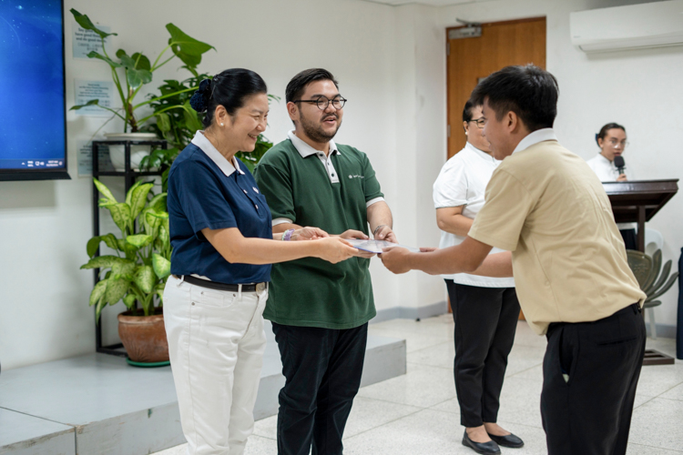 The dream of having a free and accessible education was granted to a Tzu Chi TechVoc scholar as he receives his certificate of scholarship from Tzu Chi Education Committee Head Rosa So and Lao Foundation Project Coordinator Carlo Racela.