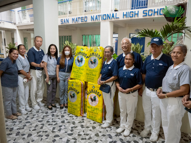 Tzu Chi volunteers brought seven sacks containing 15,000 pieces of face masks to San Mateo National High School.