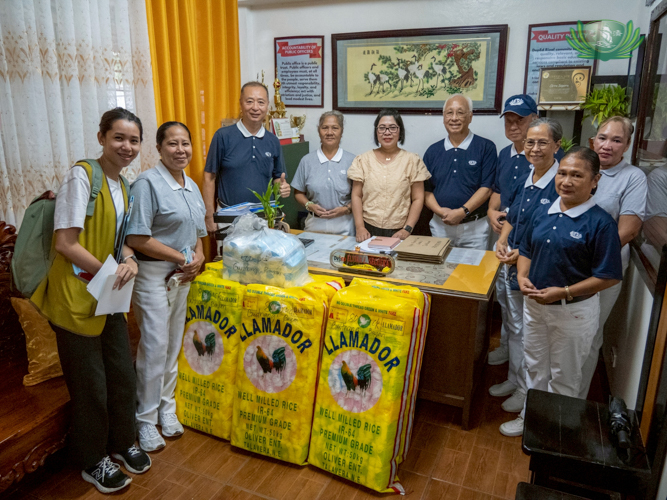 Tzu Chi volunteers visited Guitnang Bayan Elementary School to bring 15,000 pieces of face masks.