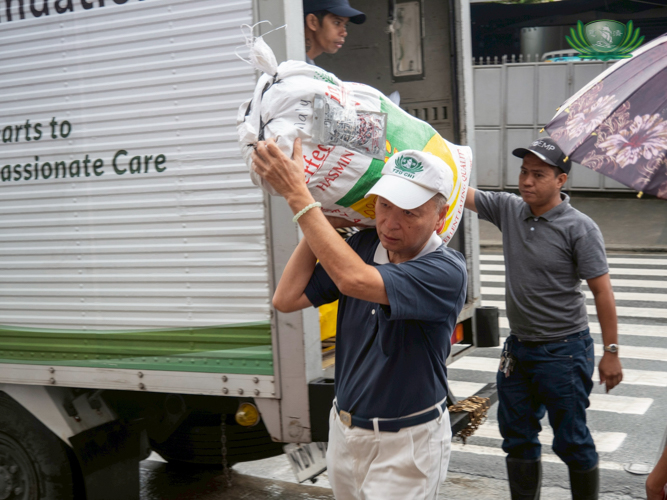 On November 4, Tzu Chi volunteers visited ten schools in Marikina and San Mateo, Rizal to donate face masks.