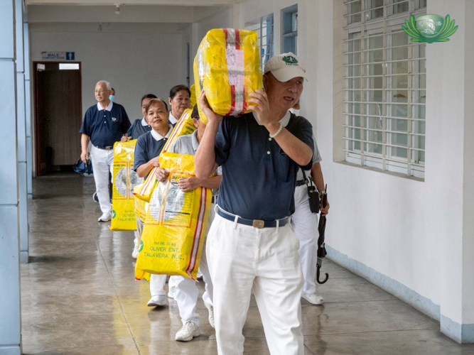 Visiting 10 schools in one day was possible with the coordinated efforts of Tzu Chi volunteers.