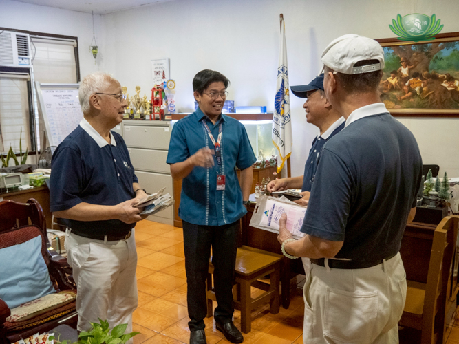 Tzu Chi volunteers coordinate with the office of H. Bautista Elementary School, turning over six sacks (or 10,000 pieces) of face masks.