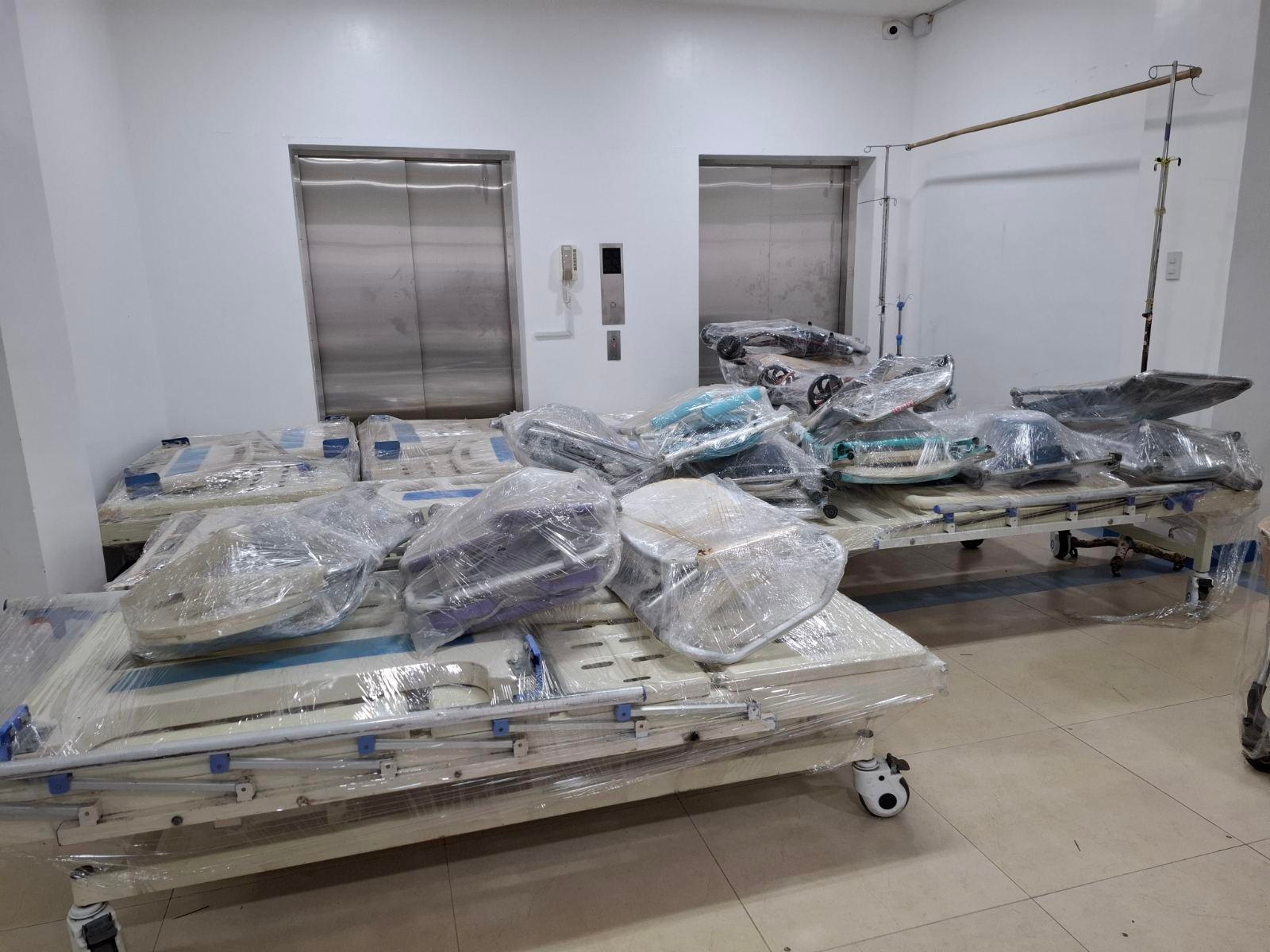 On January 25, days after Ziga Memorial Hospital’s request for assistance was granted, 18 hospital beds, 16 wheelchairs, 12 commodes, and eight walkers from Tzu Chi Manila arrived at the hospital.