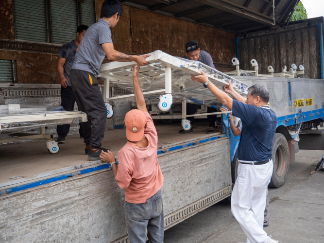 Tzu Chi Philippines’ volunteers and staff load hospital beds into a truck heading for Albay, Bicol region.