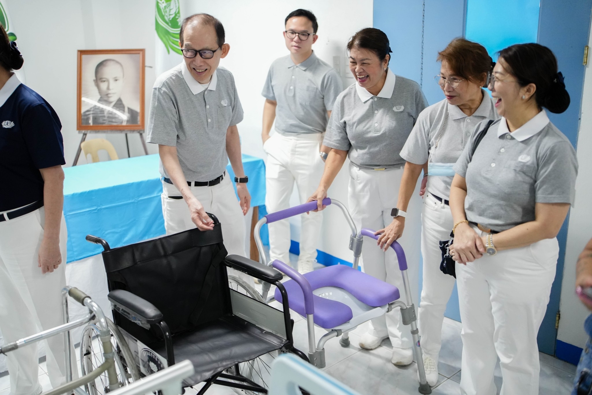 Tzu Chi Bicol volunteers are very happy to turn over these donated hospital equipment to Ziga Memorial Hospital.