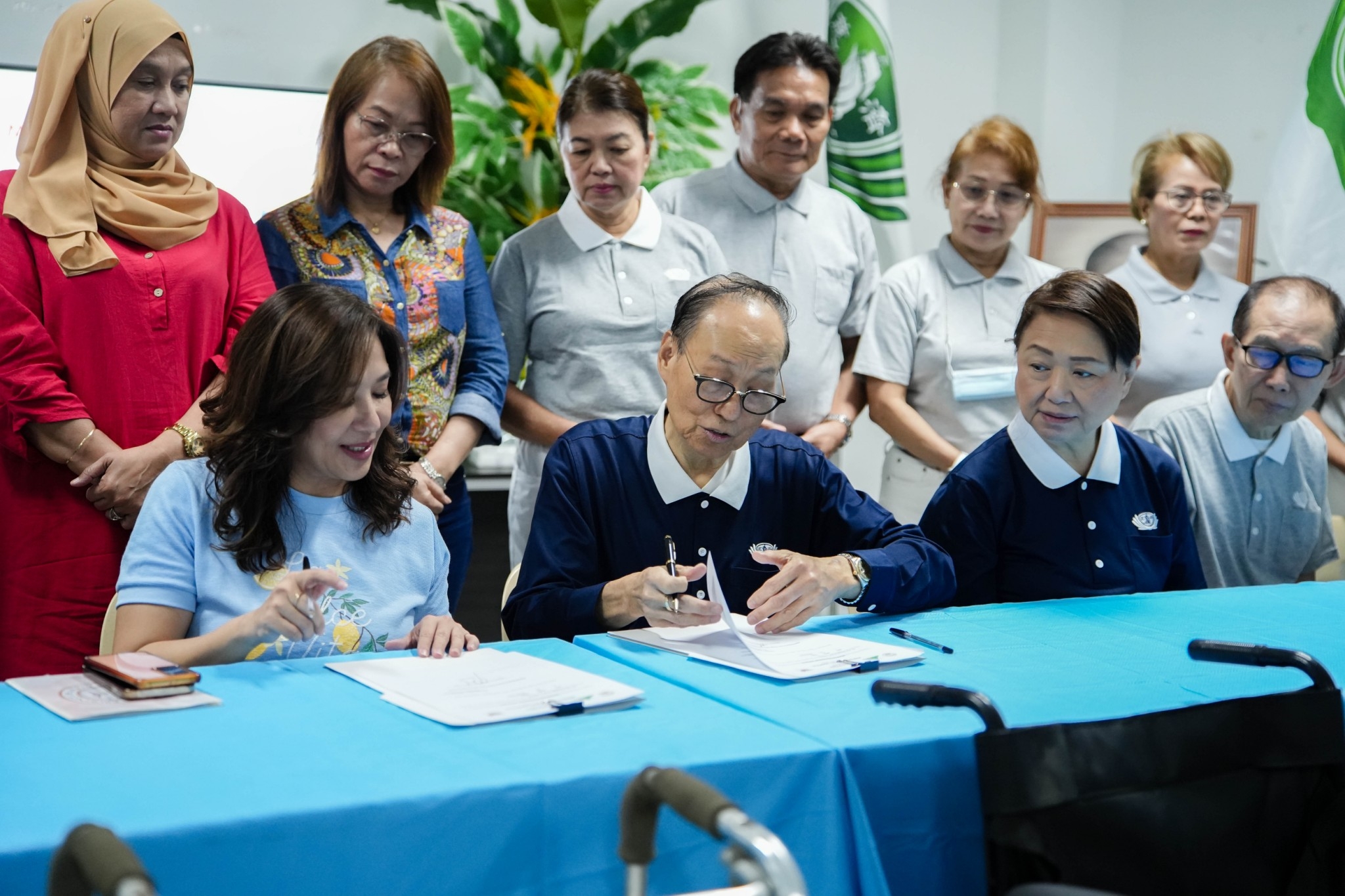 Hon. Baby Glenda Ong-Bongao, acting governor of the province of Albay (front row, first from left), and Antonio Tan, Tzu Chi Bicol commissioner-in-charge (front row, second from left), sign the turnover documents together with Tzu Chi Bicol volunteers and distinguished guests from Ziga Memorial Hospital.