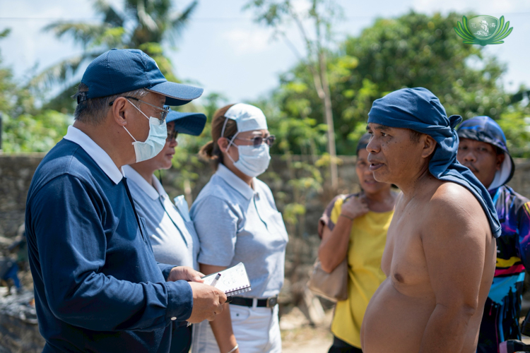 Tzu Chi volunteer Johnny Kwok (left) interviews Joen Anggot in Nangka, Consolacion, Cebu.